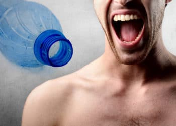 Un mexicano casi pierde el pene al meterlo en una botella, quería que el reto fuera viral