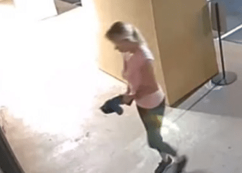 (VIDEO) Mujer utiliza sierra eléctrica para ingresa clínica para robar Botox