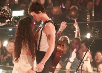 (VIDEO) Shawn Mendes y Camila Cabello que casi se besan en los MTV VMAs