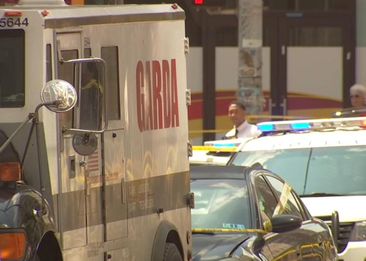 (VIDEO) Robo armado a un camión blindado es repelido a tiros por guardias