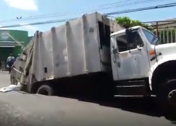 VIDEO CURIOSO | Se abre un agujero en calle de Mejicanos y atrapa a camión de la basura