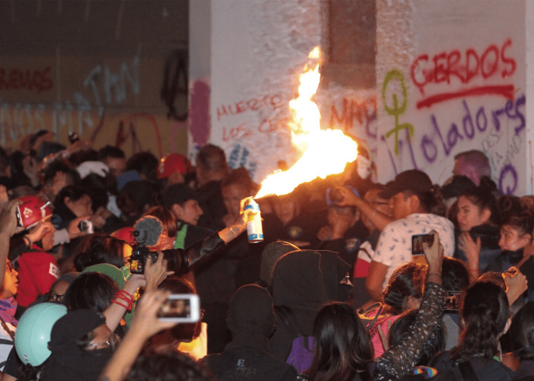 Protesta de feministas se vuelve violenta y deja 34 personas heridas en México