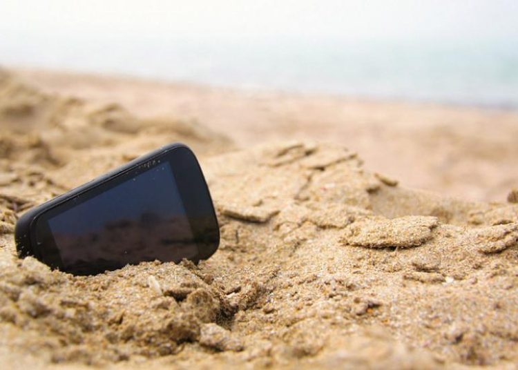 (VIDEO) Tras despertar de una siesta un hombre busca su celular que está en el lugar menos esperado