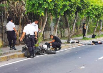Pareja de motociclistas fallecen tras estrellarse contra un árbol en bulevar Tutunichapa