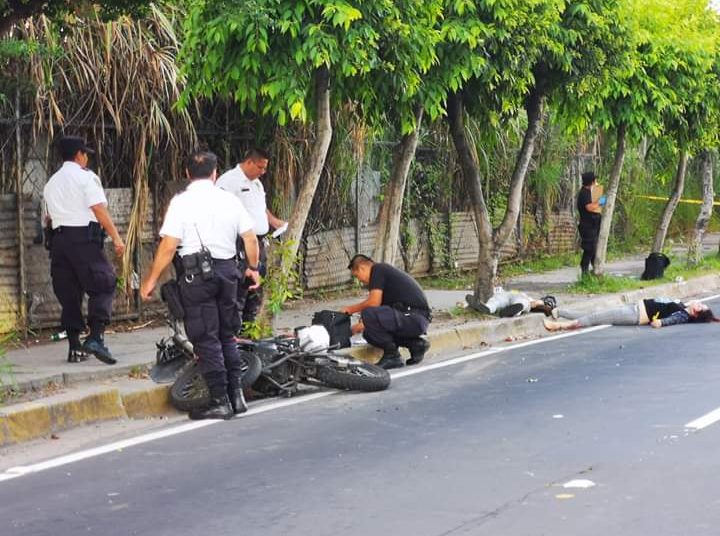 Pareja de motociclistas fallecen tras estrellarse contra un árbol en bulevar Tutunichapa