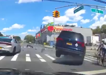 (VIDEO) Un choque entre dos vehículos acaba con la vida de un ciclista en Estados Unidos