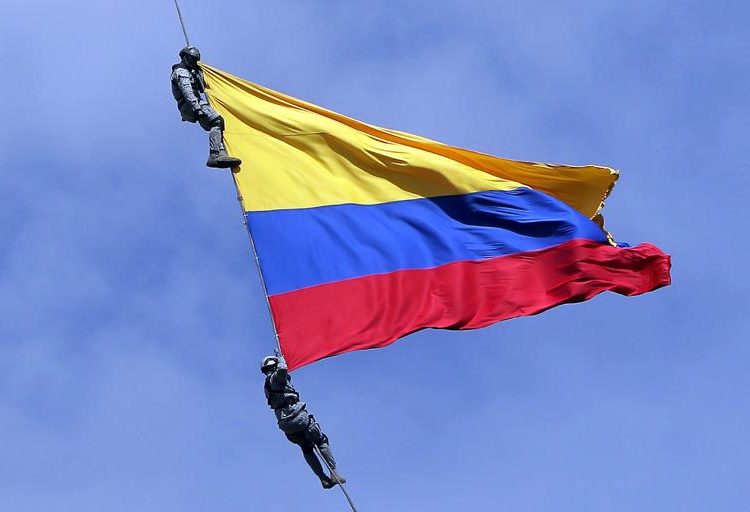 (Video) Mueren dos soldados al caer de un helicóptero en Colombia