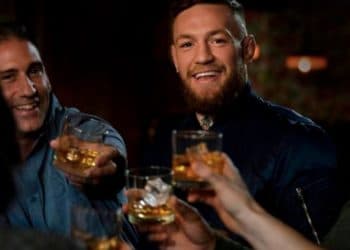 (VIDEO) Conor McGregor pidió perdón tras golpear a un anciano en un bar