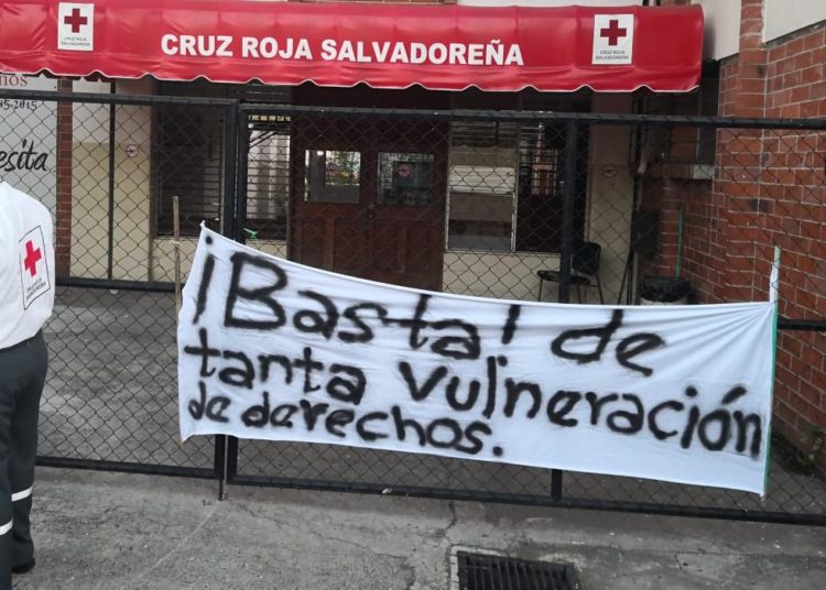 Exvoluntarios de la Cruz Roja Salvadoreña presionan para ser reincorporados en la institución
