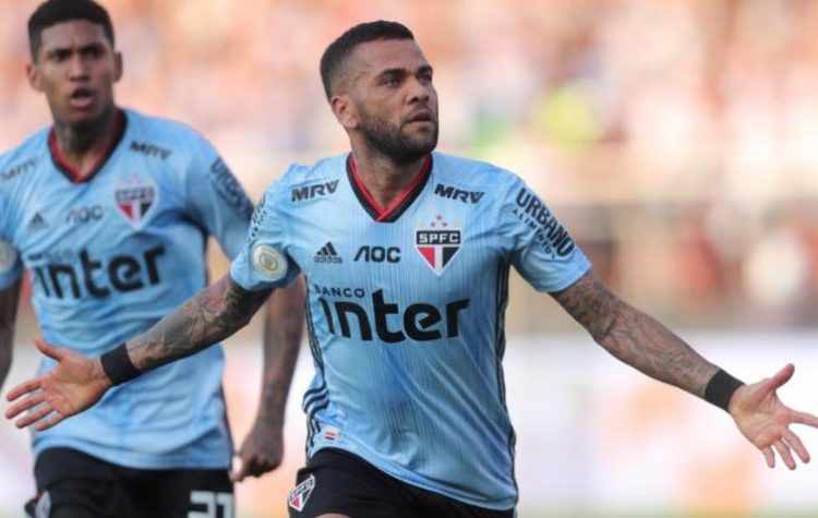(VIDEO) Dani Alves debutó con el número 10 y le dio el triunfo al Sao Paulo