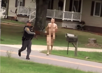(VIDEO) Sospechoso de triple asesinato es capturado mientras huye desnudo