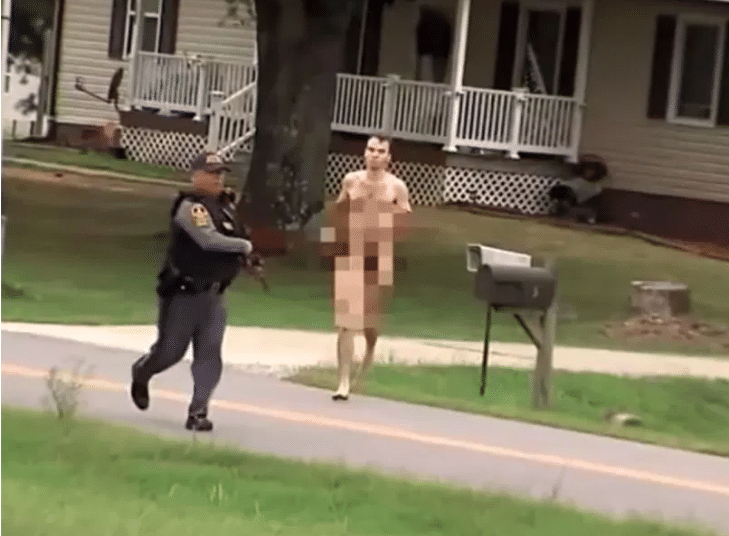 (VIDEO) Sospechoso de triple asesinato es capturado mientras huye desnudo