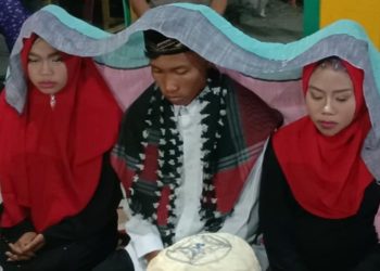 (VIDEO) Hombre indeciso se casa con sus dos novias