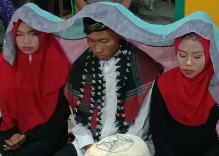 (VIDEO) Hombre indeciso se casa con sus dos novias