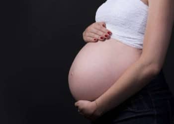 Mujer da a luz a un niño solo dos meses después de su primer parto