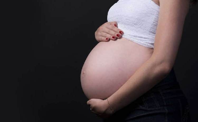 Mujer da a luz a un niño solo dos meses después de su primer parto