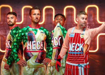 Equipo inglés presenta uniforme con “salchichas” como figura principal