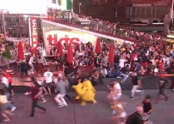 (VIDEO) Estallidos del escape de una motocicleta causa estampida en Times Square al creer que eran disparos