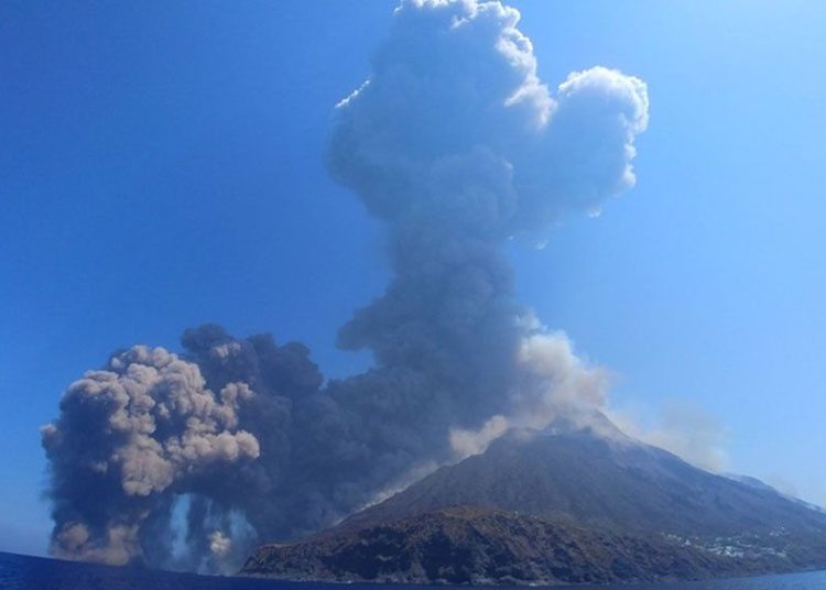 (VIDEO) El volcán Estrómboli en Italia entra en erupción con una gran explosión
