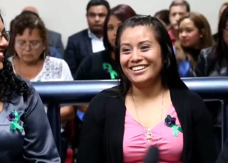 Absuelven a Evelyn Hernández por supuestamente asesinar a su bebé