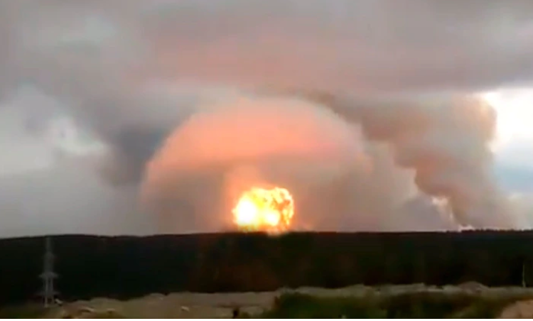 (VIDEO) Explota un arsenal militar en Rusia y evacuan a 11.000 personas