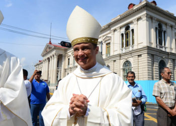 Obispo vinculado con tregua entre pandillas recibirá $94,638.00 del IPSFA