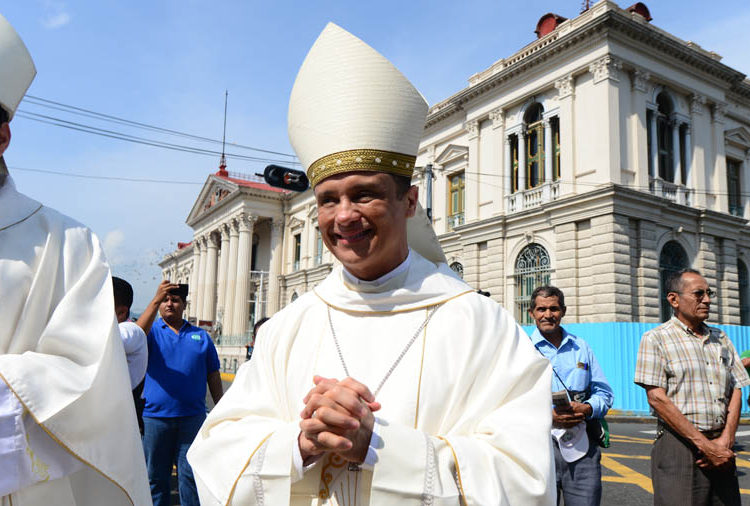 Obispo vinculado con tregua entre pandillas recibirá $94,638.00 del IPSFA