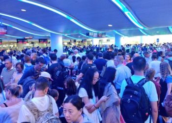 Una falla en sistemas de migración causa retrasos masivos de vuelos en aeropuertos de EE.UU.