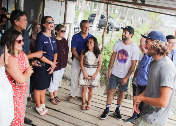 Delegación de California recorre Puerto de La Libertad para conocer potencial turístico