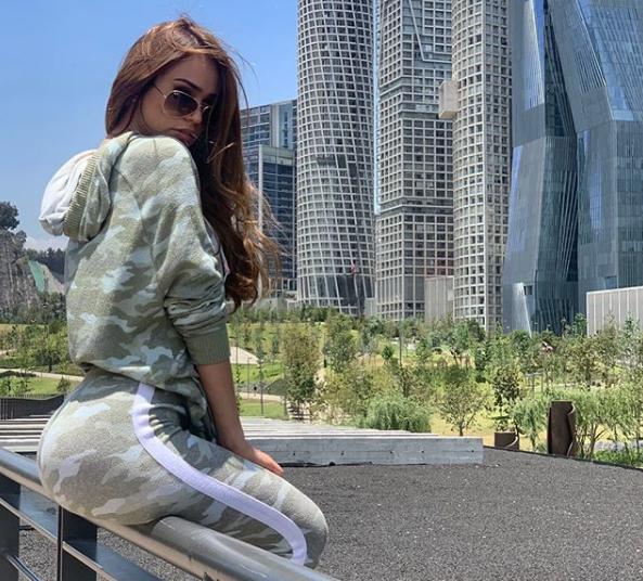 A Yanet García le lucen los “leggings”