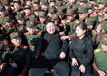 Corea del Norte confirma que probó un nuevo sistema lanzacohetes múltiple