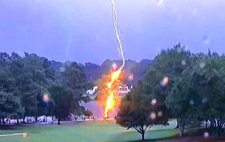 (VIDEO) Al menos 6 heridos de gravedad al caer rayo en campo de golf