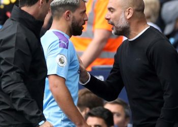 (VIDEO) Gritos, empujones y miradas desafiantes en el tenso cruce entre el «Kun» Agüero y Guardiola