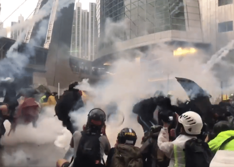 (VIDEO) Reprimen protestas en Hong Kong con cañones con agua y gas lacrimógenos