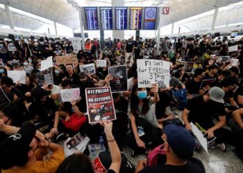 Masiva manifestación pro democracia en el aeropuerto de Hong Kong obliga a cancelar todos los vuelos