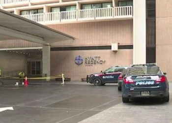 Un exhibicionista cae del décimo piso al tratar de escapar de la policía