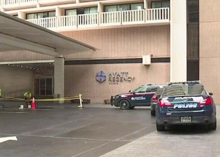 Un exhibicionista cae del décimo piso al tratar de escapar de la policía