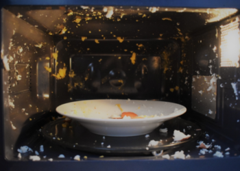 Una joven se queda ciega de un ojo tras explotarle dos huevos hervidos en microondas