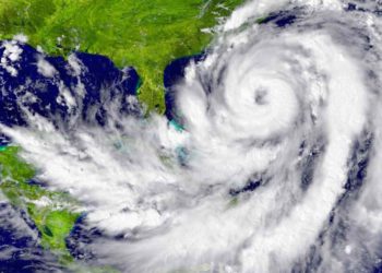 Trump habría sugerido utilizar bombas nucleares para evitar que huracanes lleguen a EE.UU.