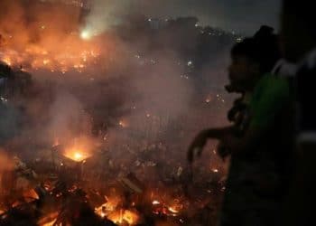 Más de 50 mil personas pierden sus hogares por colosal incendio en Bangladesh