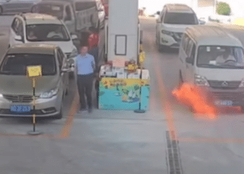 (VIDEO) Un hombre casi muere al incendiarse su camioneta