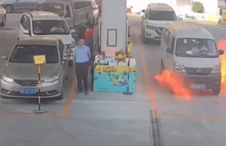 (VIDEO) Un hombre casi muere al incendiarse su camioneta