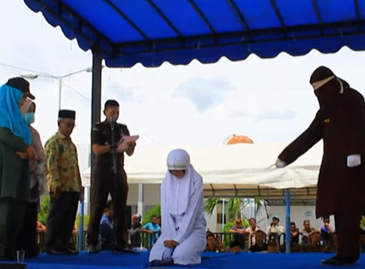 (VIDEO) Azotan en público a una pareja por tener relaciones sexuales premaritales en Indonesia