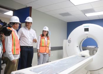 Miguel Pereira junto al director del ISSS supervisan avances del Hospital Regional de Oriente