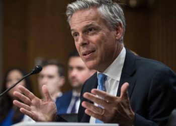 Renuncia embajador de EE.UU. en Rusia y pide a Trump que dialogue con el Kremlin