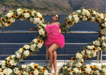 Kylie Jenner celebra sus 22 años viajando en yate, con un collar de diamantes y un vestido de 30 mil dólares