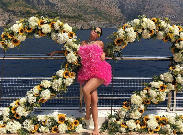 Kylie Jenner celebra sus 22 años viajando en yate, con un collar de diamantes y un vestido de 30 mil dólares