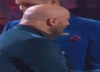 (VIDEO) John Travolta casi le entrega premio a imitadora de Taylor Swift