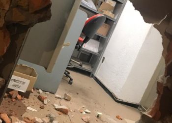 Ladrón destroza pared y roba banco en México