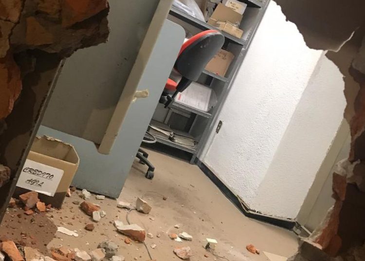 Ladrón destroza pared y roba banco en México